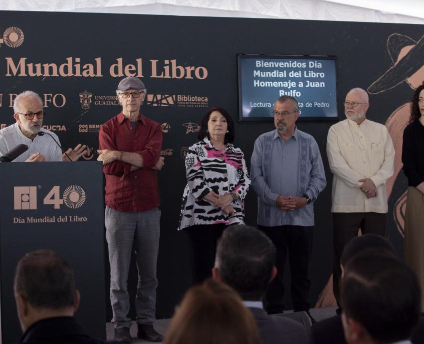 autoridades del evento de pie en escenario